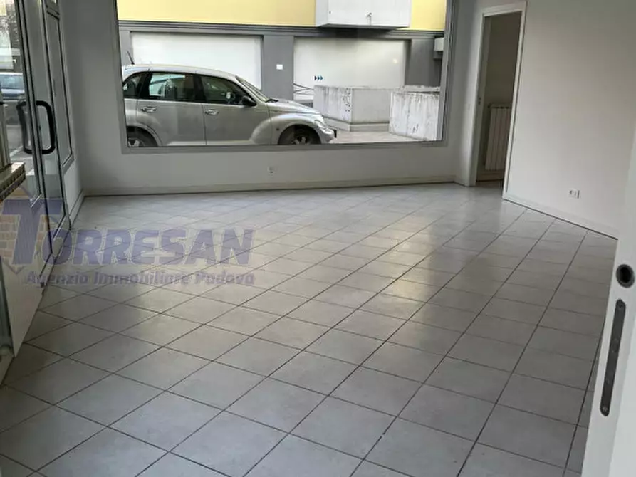 Immagine 9 di Negozio in affitto  in via pinelli a Padova