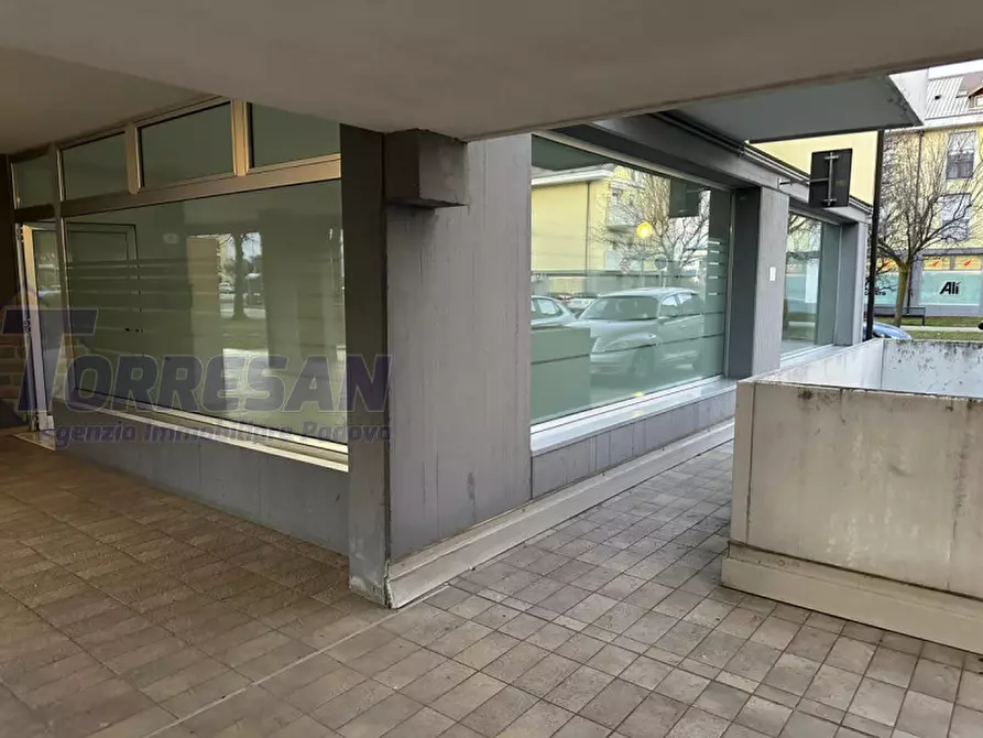 Immagine 10 di Negozio in affitto  in via pinelli a Padova