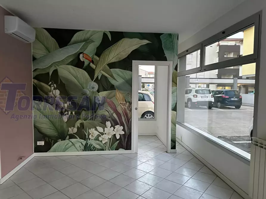 Immagine 11 di Negozio in affitto  in via pinelli a Padova