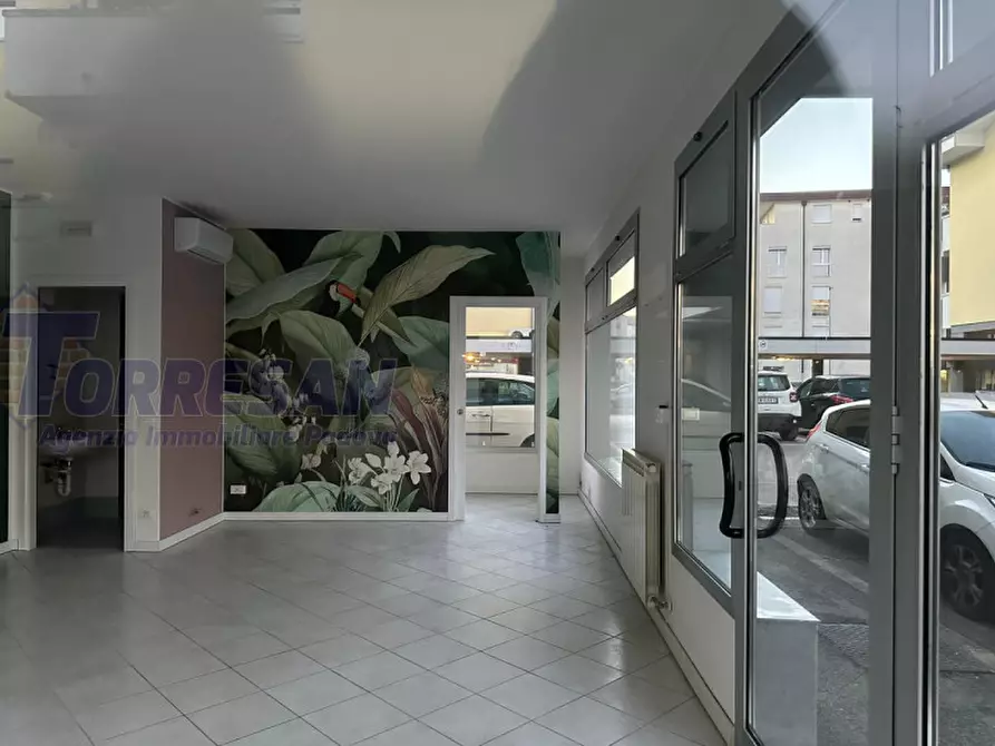 Immagine 12 di Negozio in affitto  in via pinelli a Padova