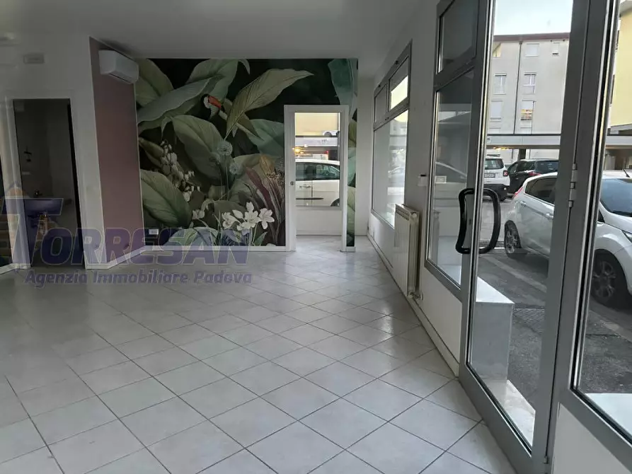 Immagine 13 di Negozio in affitto  in via pinelli a Padova