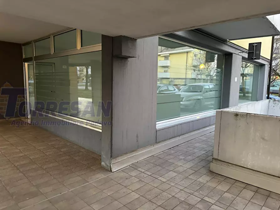 Immagine 14 di Negozio in affitto  in via pinelli a Padova