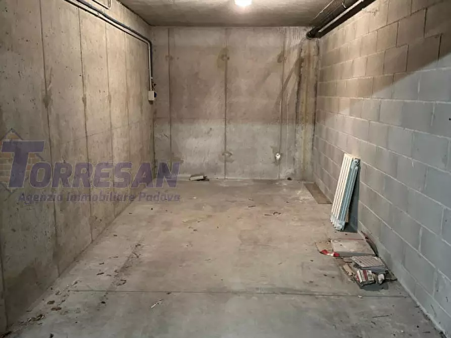 Immagine 18 di Negozio in affitto  in via pinelli a Padova