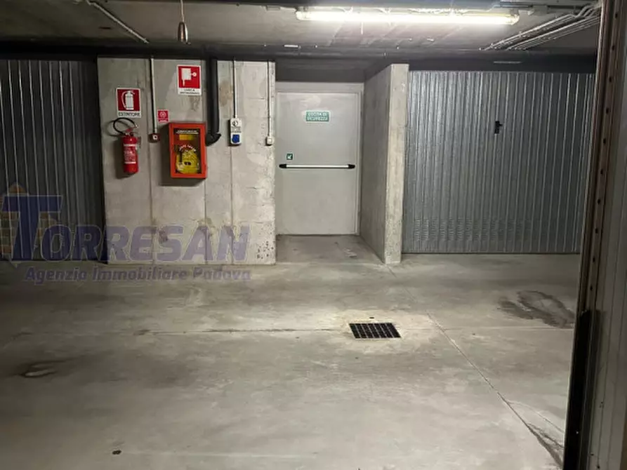 Immagine 19 di Negozio in affitto  in via pinelli a Padova