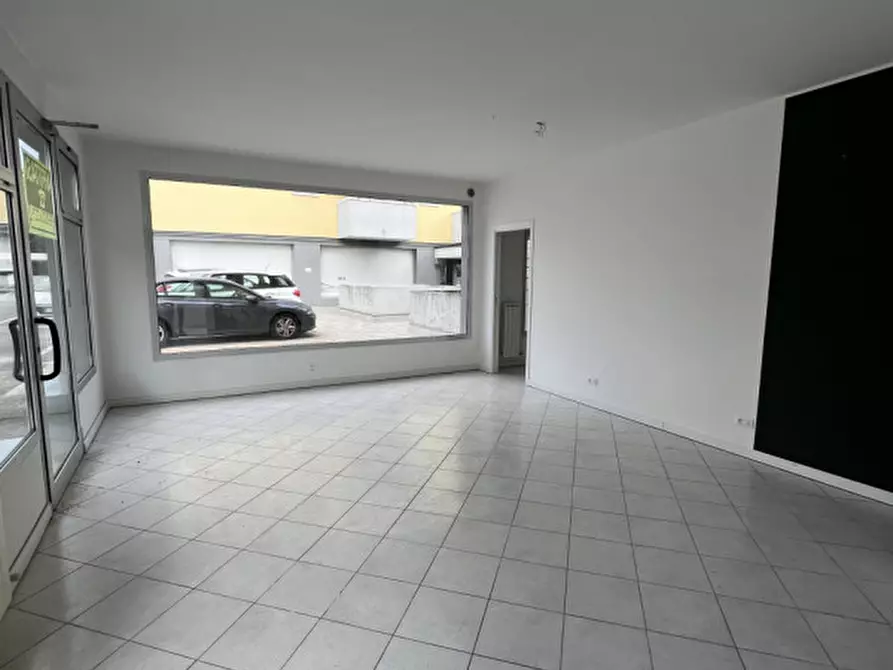 Immagine 21 di Negozio in affitto  in via pinelli a Padova