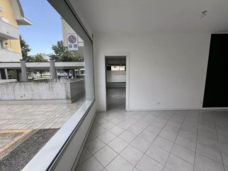 Immagine 23 di Negozio in affitto  in via pinelli a Padova