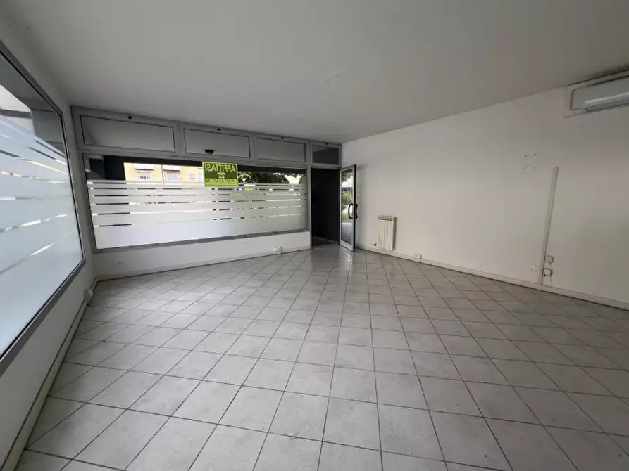 Immagine 24 di Negozio in affitto  in via pinelli a Padova
