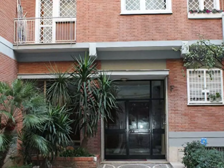 Immagine 1 di Appartamento in vendita  in VIA CORNELIO MAGNI a Roma