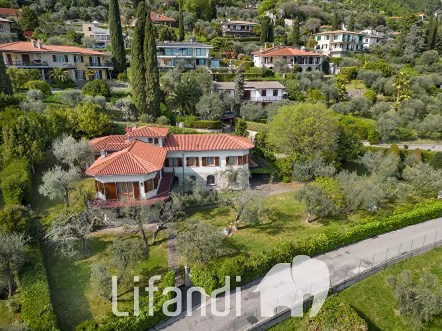 Immagine 1 di Villa in vendita  a Gargnano