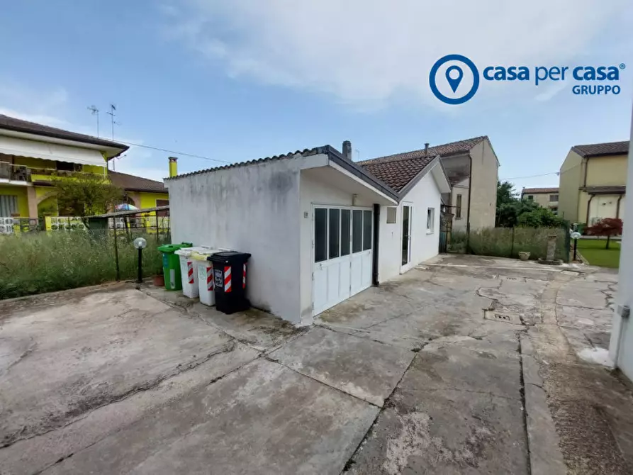 Immagine 5 di Casa bifamiliare in vendita  in Bottrighe, Via Umberto Maddalena a Adria
