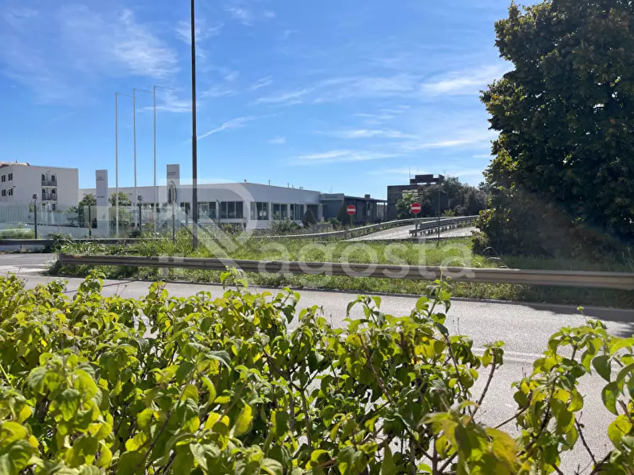 Immagine 7 di Negozio in affitto  in Via San Leonardo a Salerno