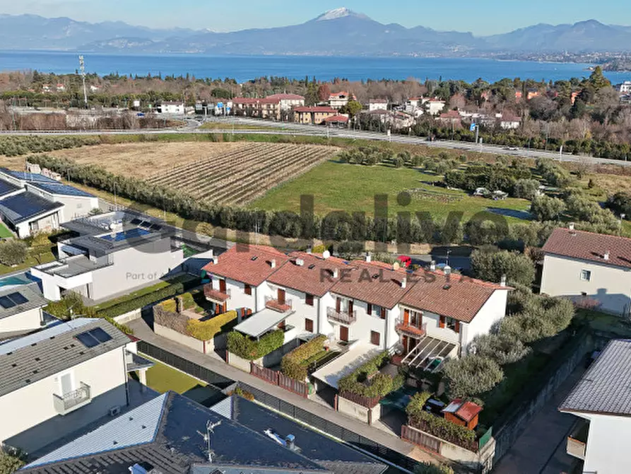 Immagine 1 di Villa in vendita  in località Bertoletta a Peschiera Del Garda