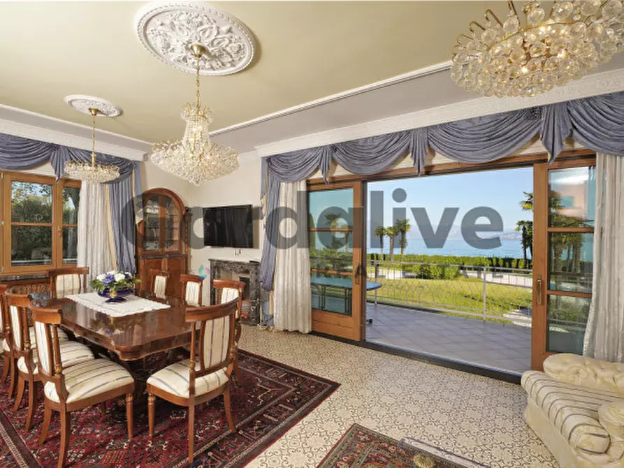 Immagine 1 di Villa in vendita  in Via Miralago 12 a Peschiera Del Garda