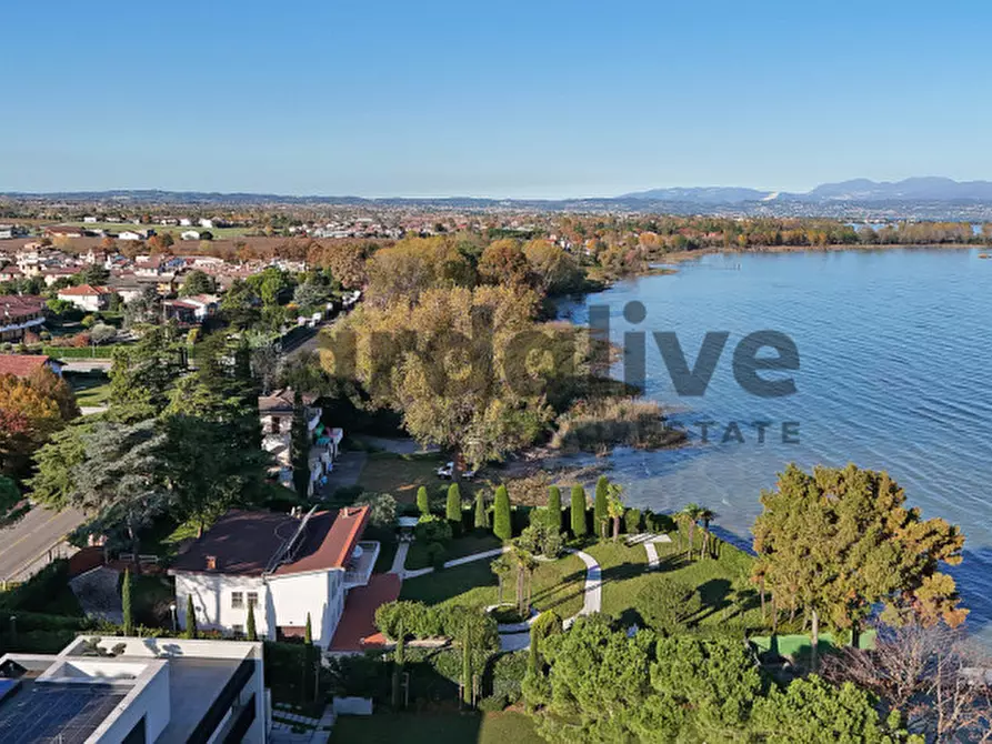 Immagine 2 di Villa in vendita  in Via Miralago 12 a Peschiera Del Garda