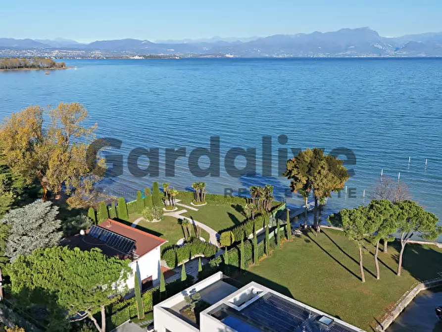 Immagine 3 di Villa in vendita  in Via Miralago 12 a Peschiera Del Garda