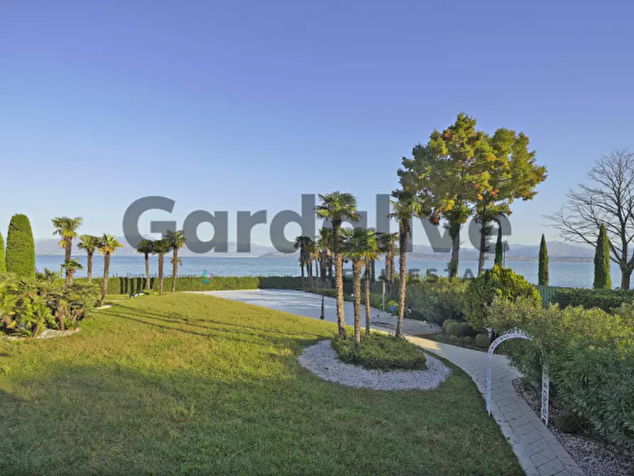Immagine 11 di Villa in vendita  in Via Miralago 12 a Peschiera Del Garda