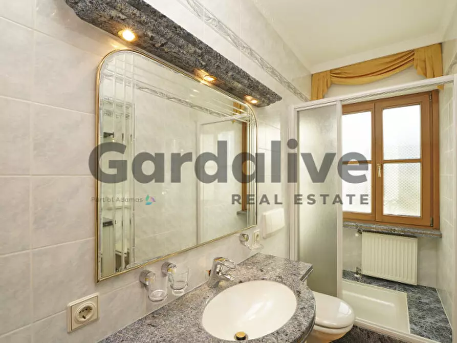 Immagine 22 di Villa in vendita  in Via Miralago 12 a Peschiera Del Garda