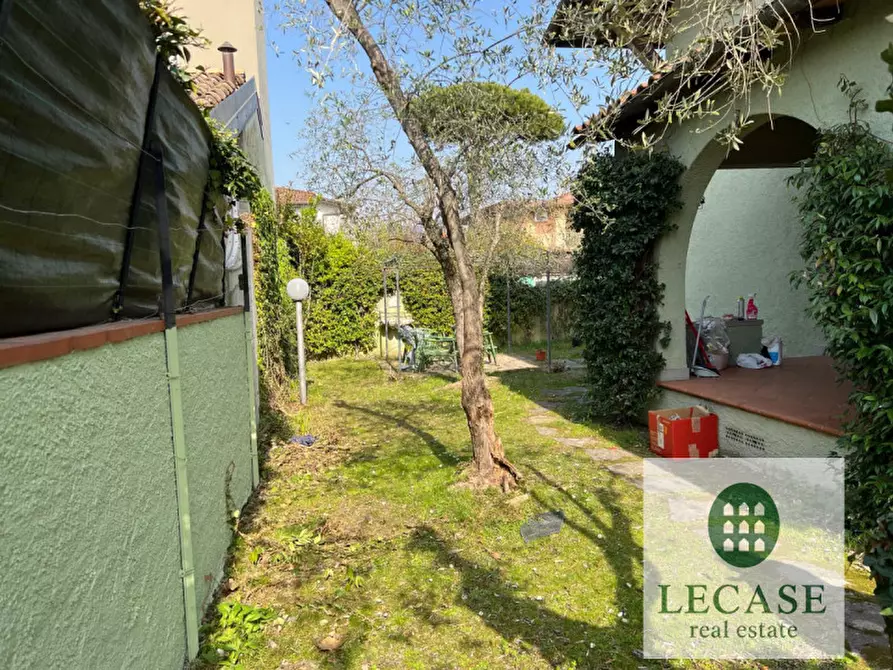 Immagine 4 di Villa in vendita  in via ponchielli a Forte Dei Marmi