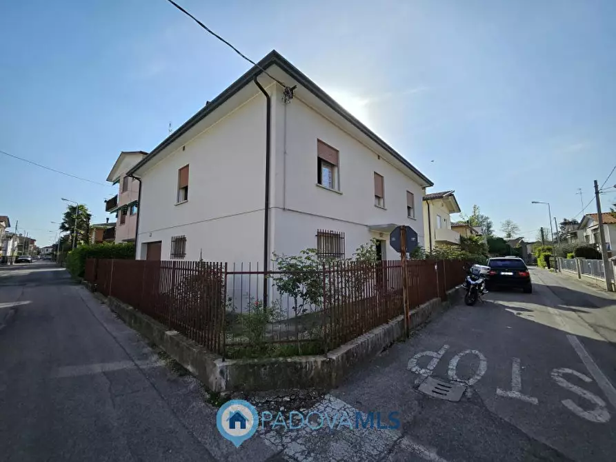 Immagine 1 di Casa indipendente in vendita  in Via Monte Grappa a Cadoneghe