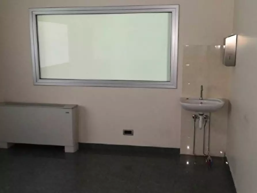 Immagine 3 di Ufficio in vendita  in Via vittorio veneto a Bonate Sotto