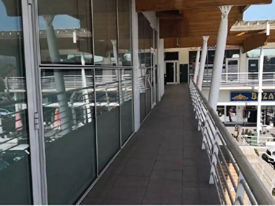Immagine 7 di Ufficio in vendita  in Via vittorio veneto a Bonate Sotto