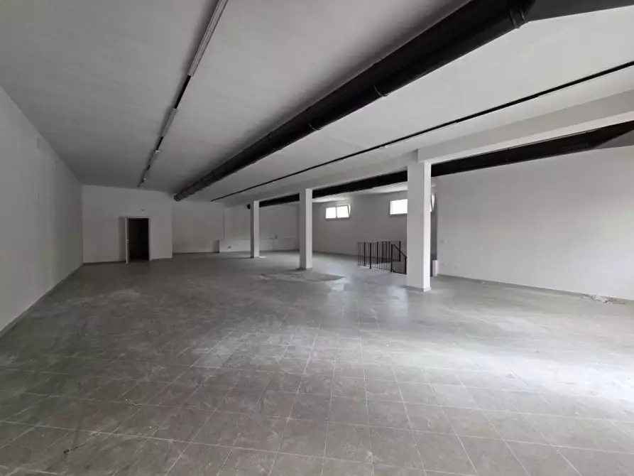 Immagine 1 di Negozio in affitto  in piazza carlo alberto a Pastrengo