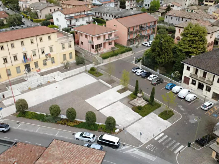 Immagine 1 di Negozio in affitto  in piazza carlo alberto a Pastrengo