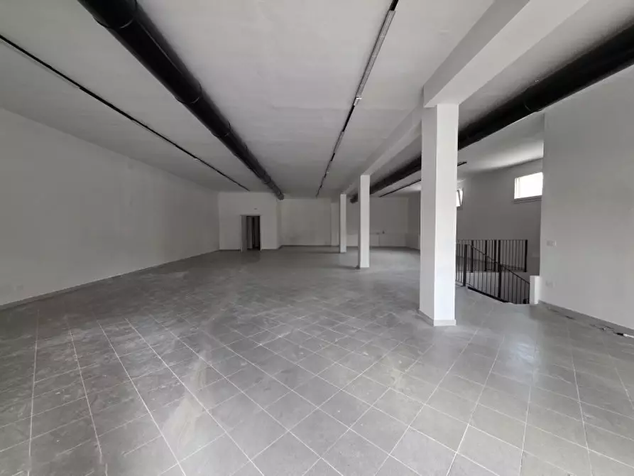 Immagine 2 di Negozio in affitto  in piazza carlo alberto a Pastrengo