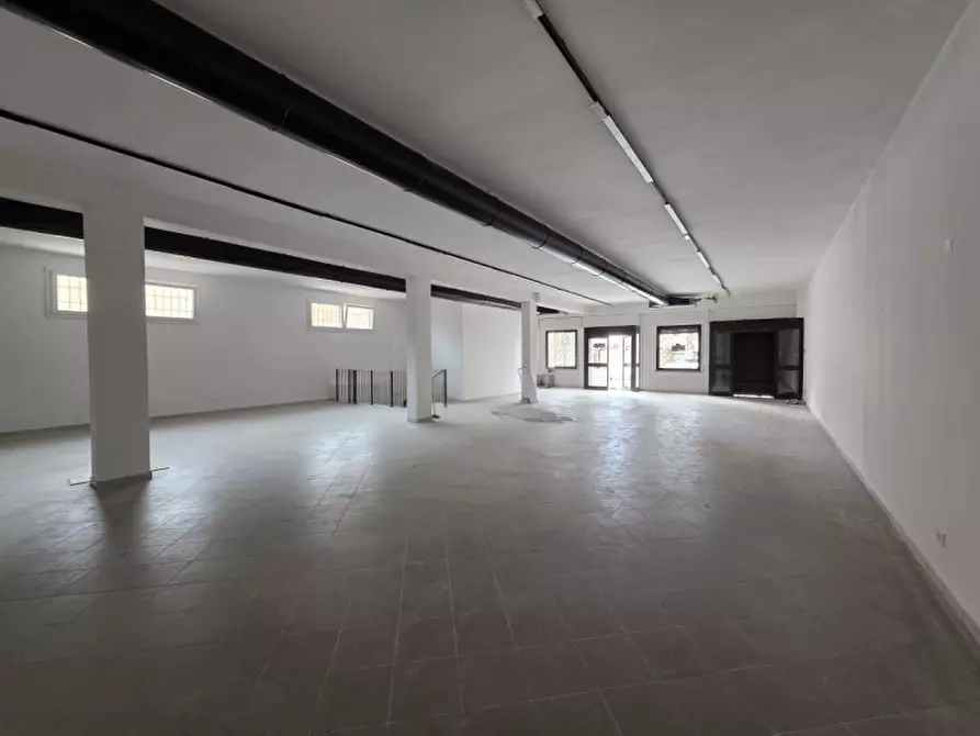 Immagine 4 di Negozio in affitto  in piazza carlo alberto a Pastrengo