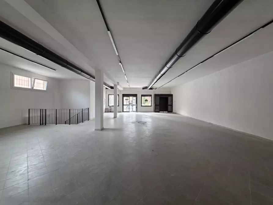 Immagine 5 di Negozio in affitto  in piazza carlo alberto a Pastrengo