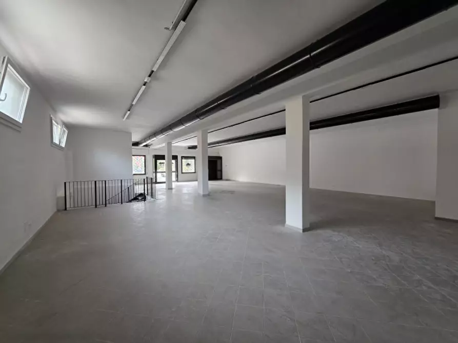 Immagine 7 di Negozio in affitto  in piazza carlo alberto a Pastrengo