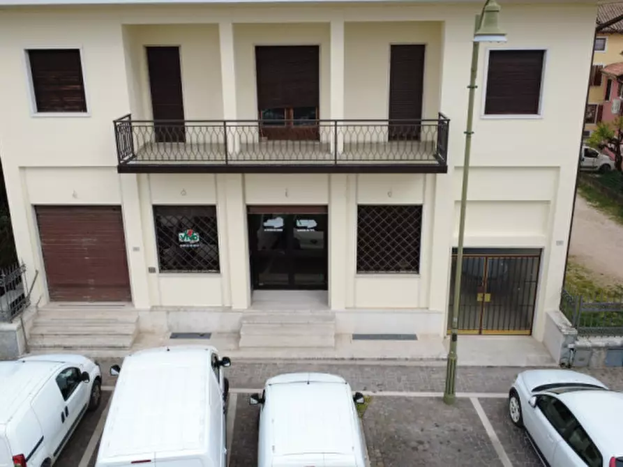 Immagine 12 di Negozio in affitto  in piazza carlo alberto a Pastrengo