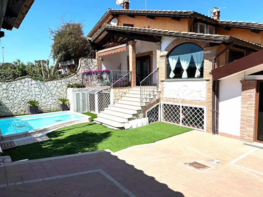 Immagine 1 di Villa in vendita  in Via di val Floriana a Roma