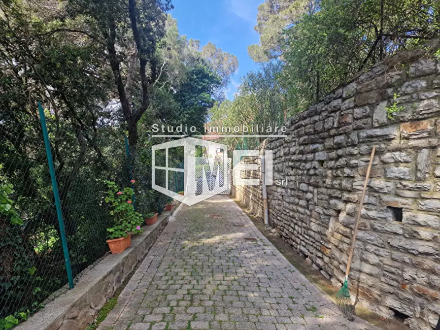 Immagine 9 di Villa in vendita  in via Kaiser Parodi a Livorno