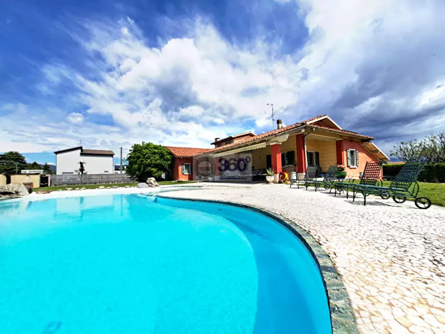 Immagine 1 di Villa in vendita  in Via kennedy a Paderno Franciacorta