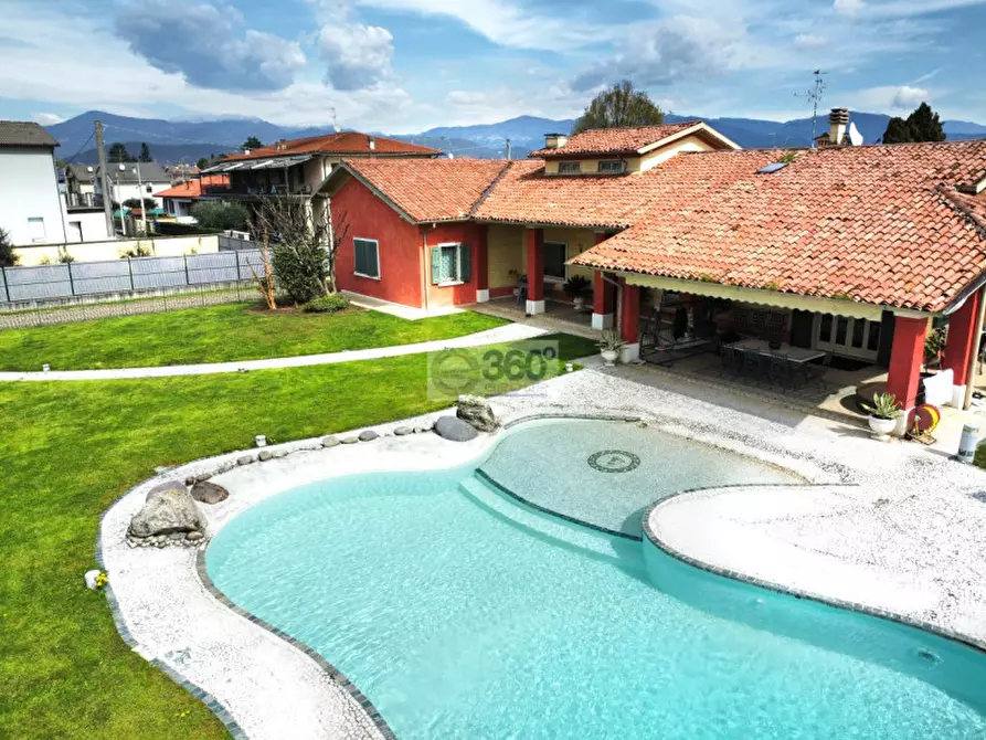 Immagine 2 di Villa in vendita  in Via kennedy a Paderno Franciacorta