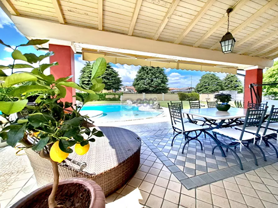 Immagine 2 di Villa in vendita  in Via kennedy a Paderno Franciacorta