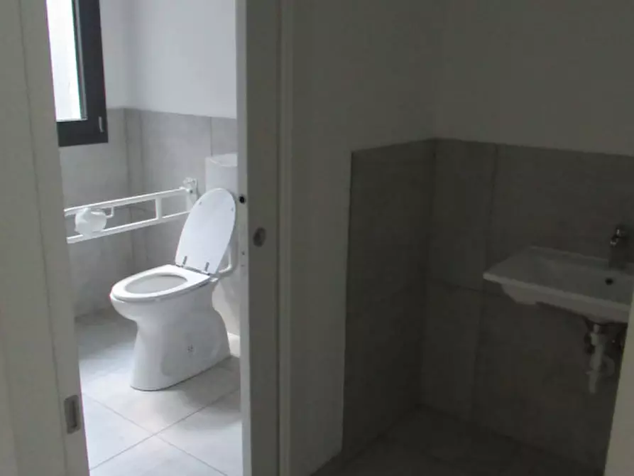 Immagine 20 di Negozio in affitto  in via gritti 1 a Spresiano