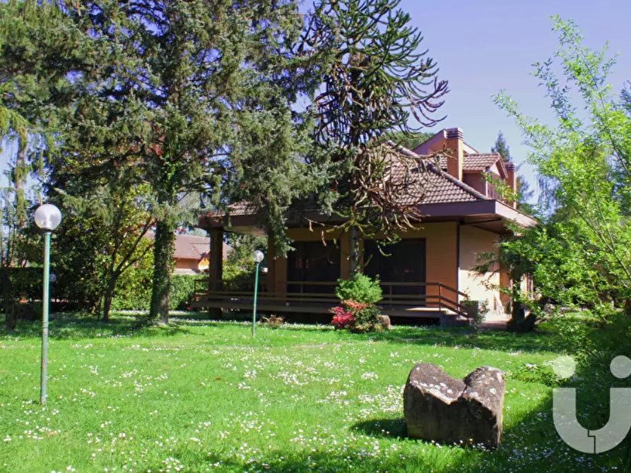 Immagine 1 di Villa in vendita  in Via delle Robinie a Ronciglione