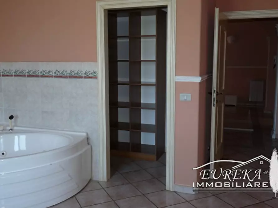 Immagine 28 di Villa in vendita  in via roma 152 a Castiglione Del Lago