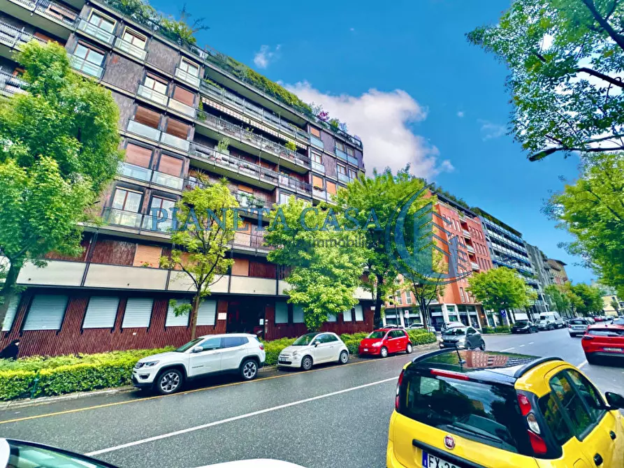 Immagine 2 di Appartamento in vendita  in Via Giovanni da Procida 10 a Milano