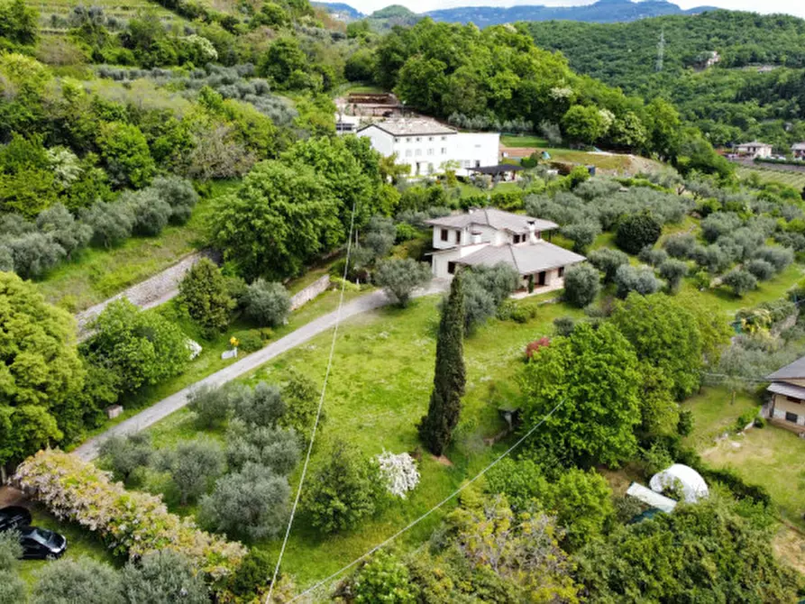 Immagine 1 di Villa in vendita  a Caprino Veronese