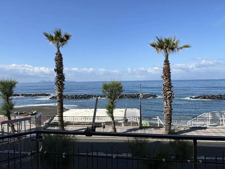 Immagine 13 di Appartamento in vendita  in VIA LITORANEA a Torre Del Greco