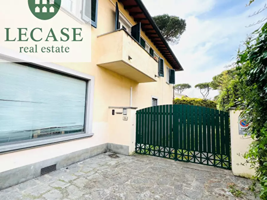 Immagine 17 di Appartamento in vendita  in via Crispi a Forte Dei Marmi