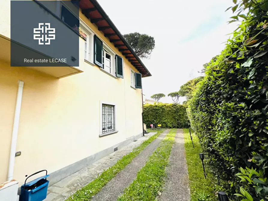 Immagine 16 di Appartamento in vendita  in via Crispi a Forte Dei Marmi