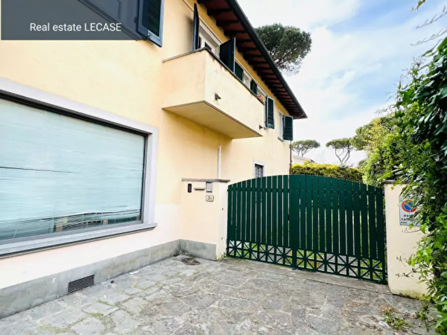 Immagine 17 di Appartamento in vendita  in via Crispi a Forte Dei Marmi