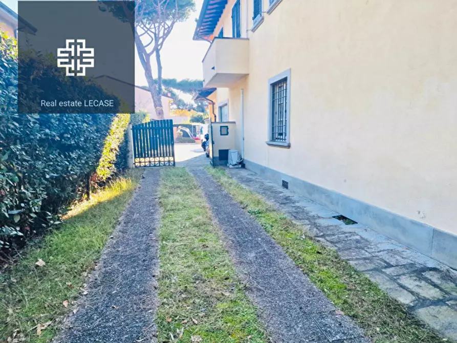 Immagine 27 di Appartamento in vendita  in via Crispi a Forte Dei Marmi