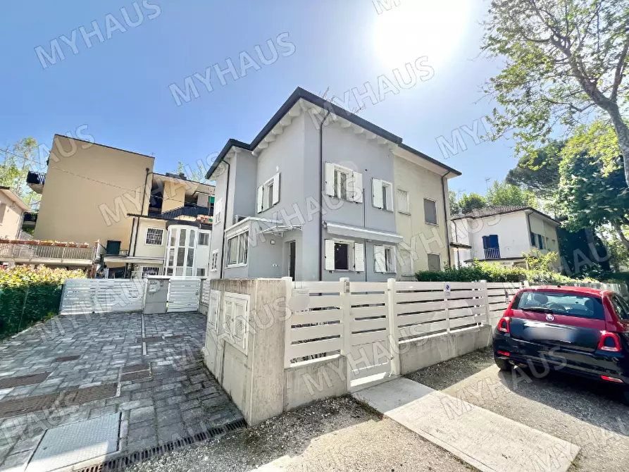 Immagine 1 di Casa trifamiliare in vendita  in Viale Venticinque Luglio, 53 a Cesenatico