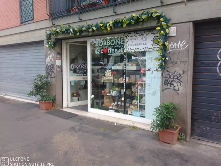 Immagine 1 di Negozio in vendita  in via mondragone a Roma