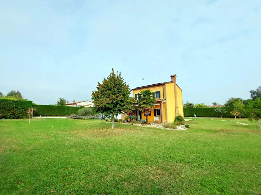 Immagine 1 di Villa in vendita  in VIA ARGINE a Tribano